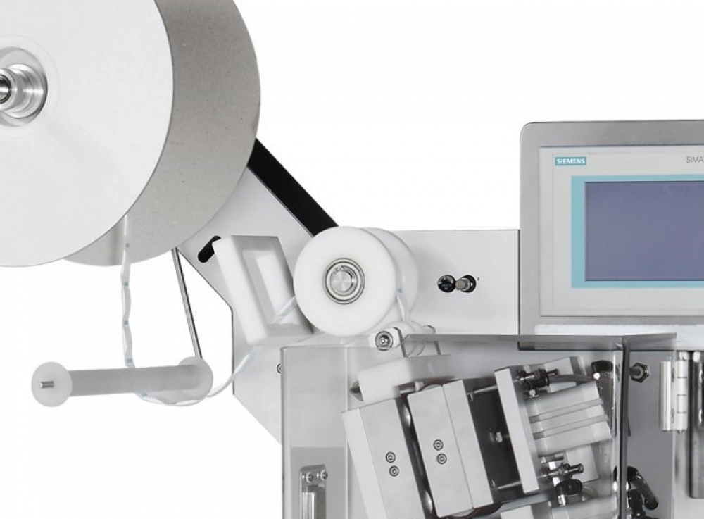 Pouch Desiccant Cutting and Dispensing Mechanism