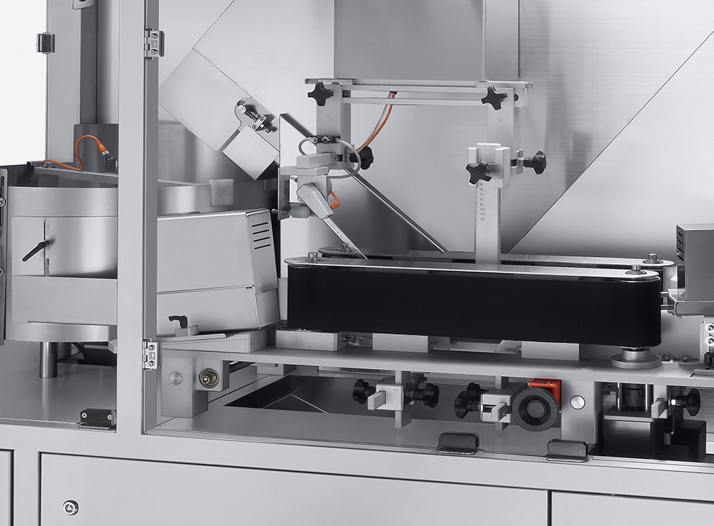 BOTTLE ORIENTATING ASSEMBLY